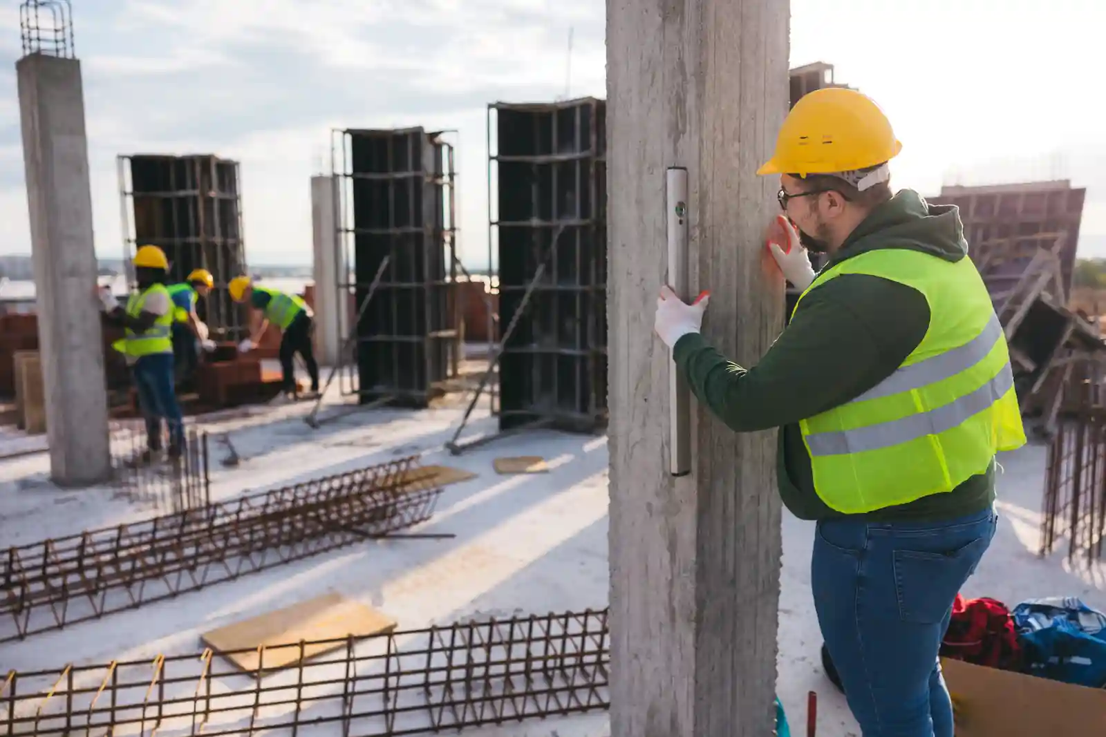 Profesional de construcción revisando los planos de una remodelación contemporánea