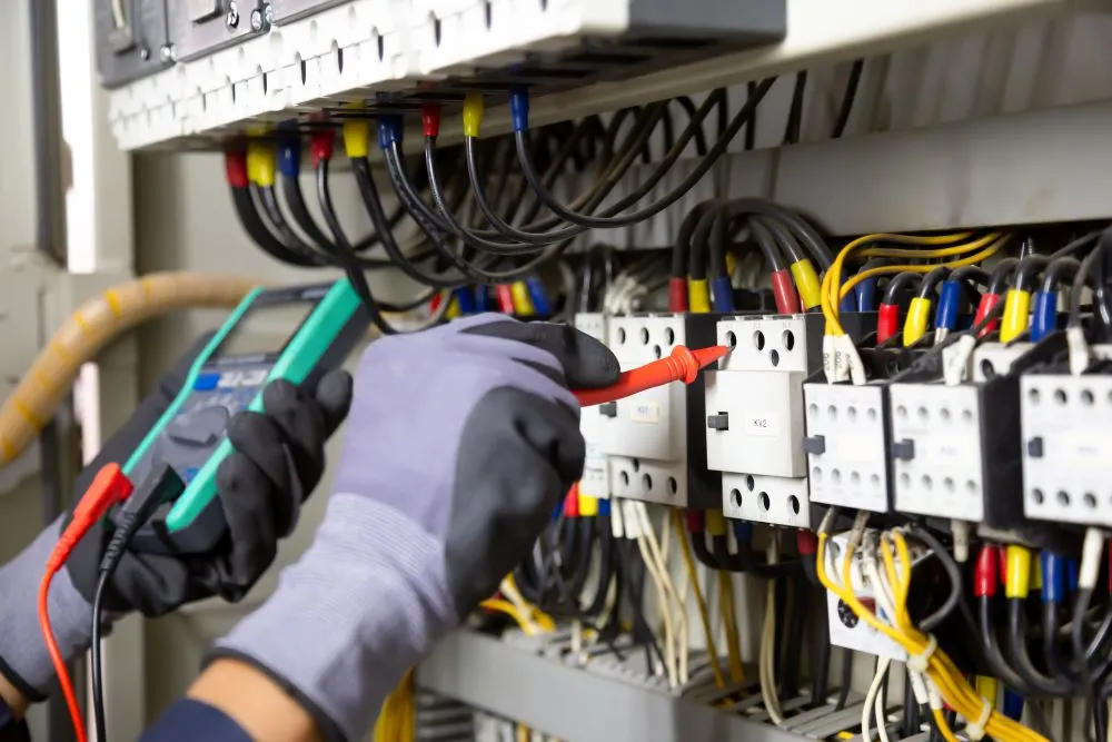 Técnico realizando mantenimiento preventivo en un sistema de climatización